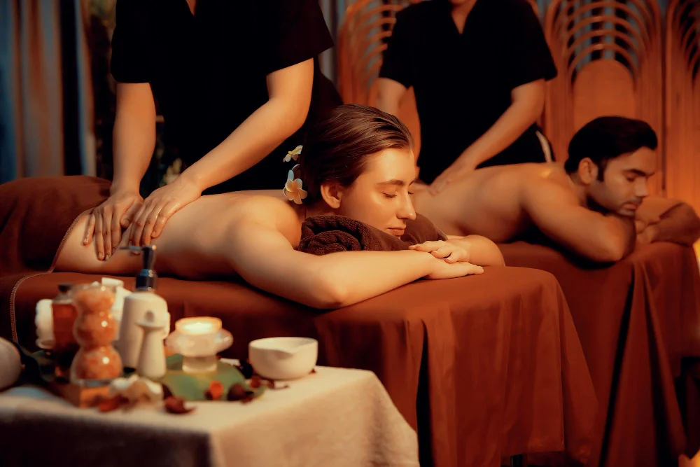 Para w trakcie masażu balijskiego.